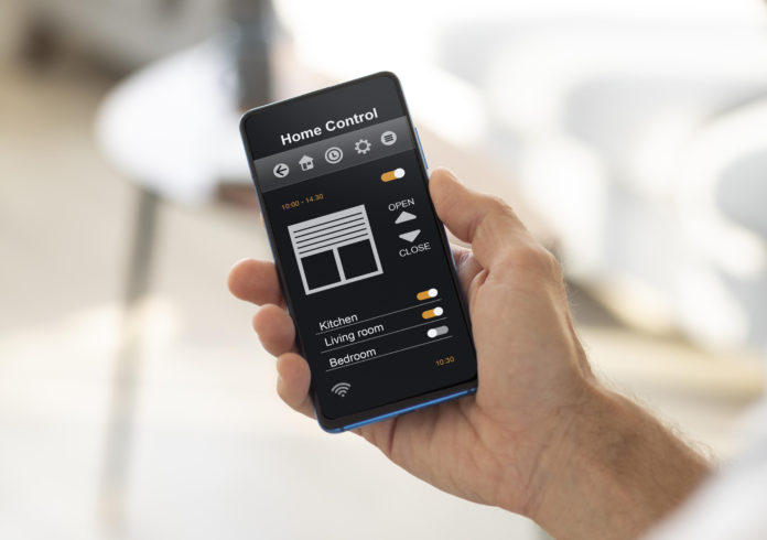 man-holding-smartphone-with-home-automation-app_xx